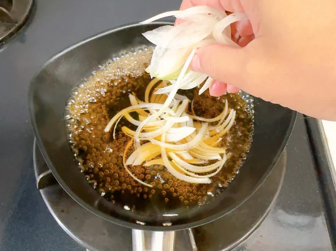 煮立ったら玉ねぎを投入
