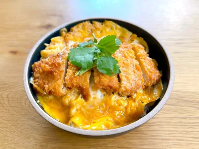 【時短ドラマ飯】お惣菜のとんカツとめんつゆで！ 甘じょっぱさ完璧の「超簡単カツ丼」