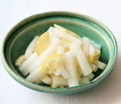 短時間で漬けるからポリポリ食感！爽やかな⾵味の「スティック⼤根のレモン塩漬け」