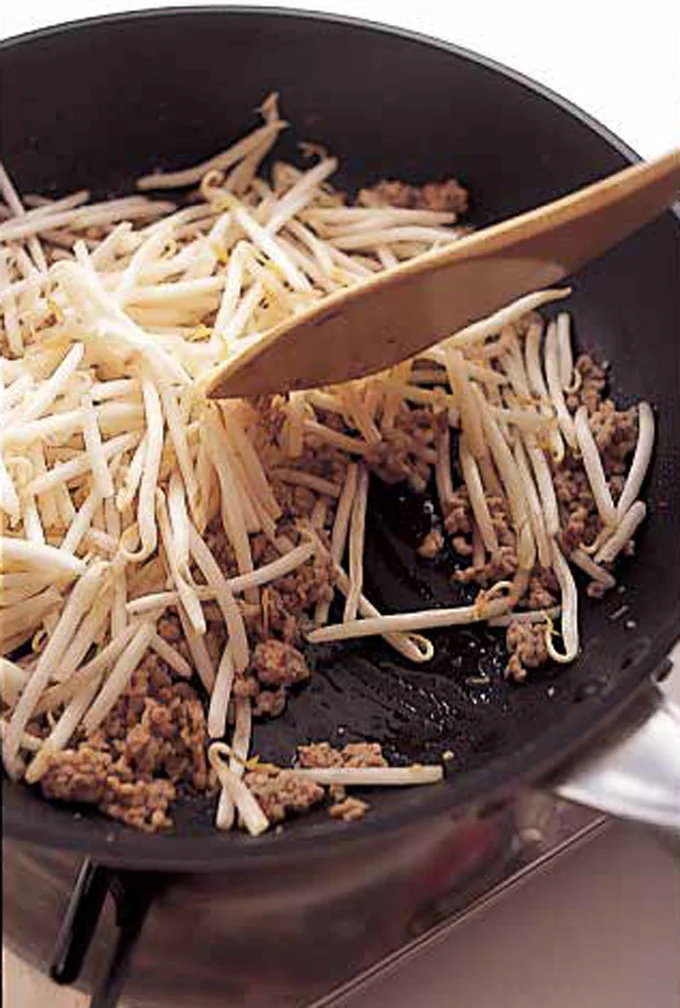 もやしは油でさっと炒めることで独特の青臭さが消えて、うまみもアップ!