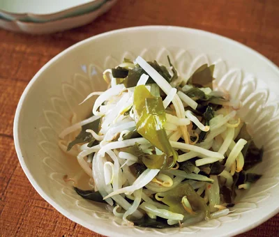 もやしとわかめの甘酢あえ（料理・小林まさみ、撮影・邑口京一郎）