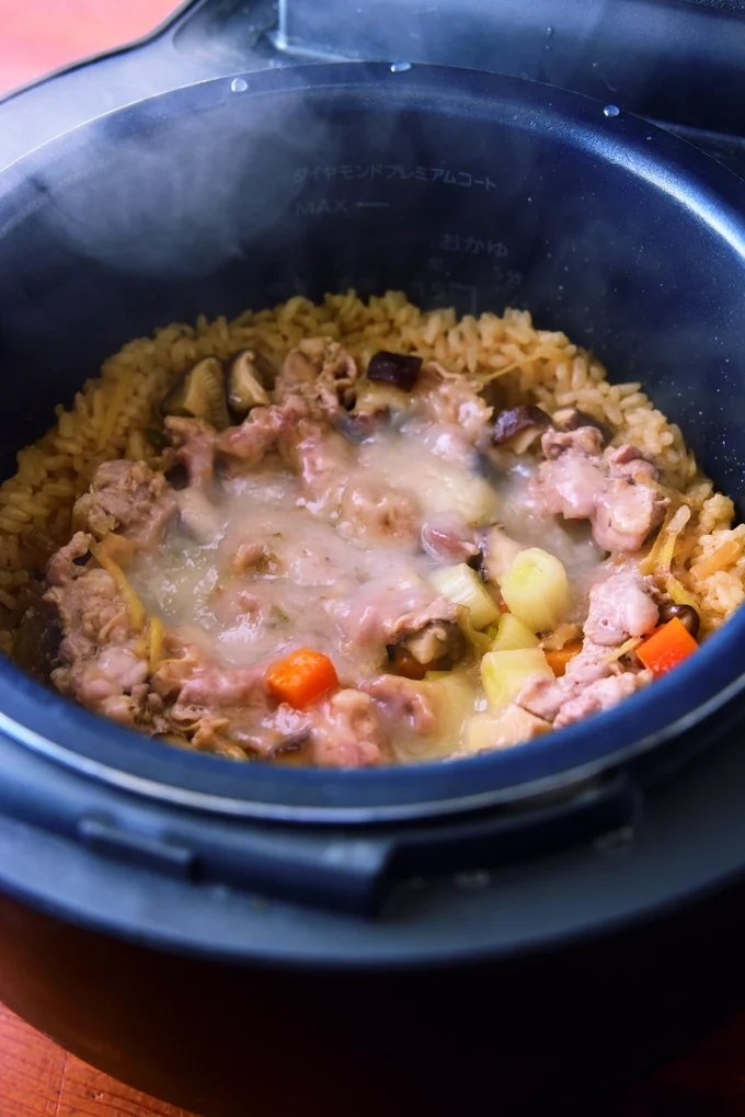 炊き上がったらしっかり混ぜると、ご飯にもちがコーティングされてもちもち食感に