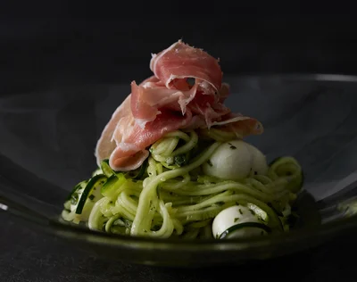 【罪悪感なしのおつまみ】野菜を麺のようにいただきます！ 「ズッキーニと生ハムのバジルサラダ」