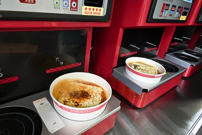 コンビニの外に設置が多い自動ラーメン調理器