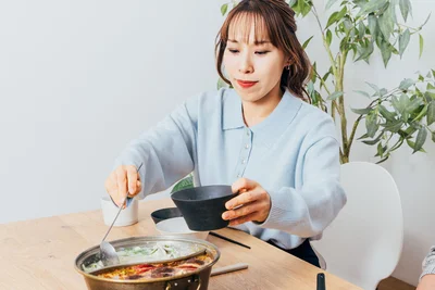 小山さんの分も丁寧に盛り付けるしっかり者のみきママさん