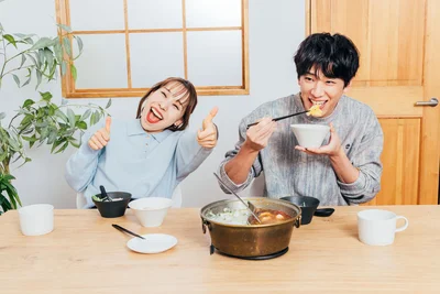 この小山さんの美味しい顔！時間差で火鍋の辛さに驚くも、箸が止まらぬおいしさ！