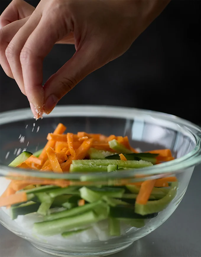 細切りにした野菜をボウルに入れて塩をまぶす。