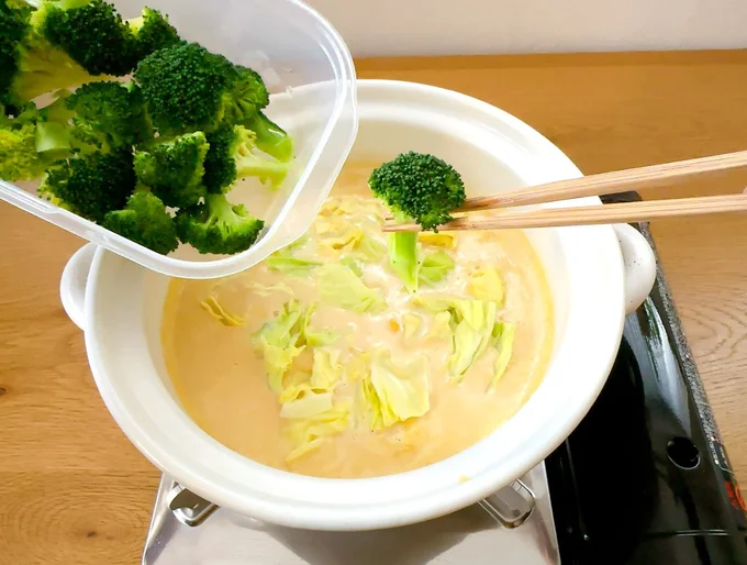 今回の野菜はキャベツとブロッコリー。にんじんやきのこもおすすめ