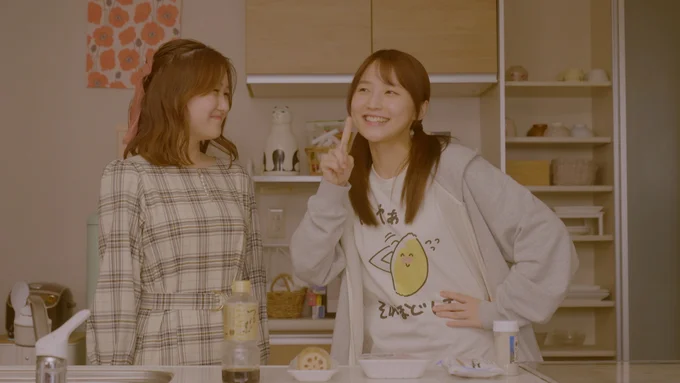 「れんこん入りとりつくね」を作る露と、それを見守る心の十越さん