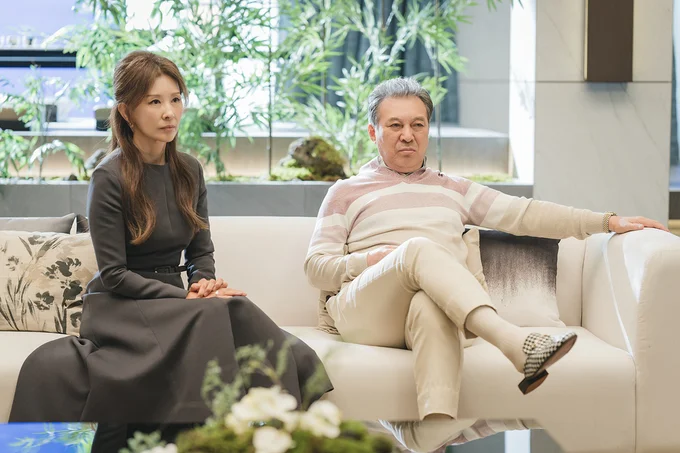 モ・スリはクイーンズグループ会長でへインの祖父マンデの愛人。家族同然に暮らしている