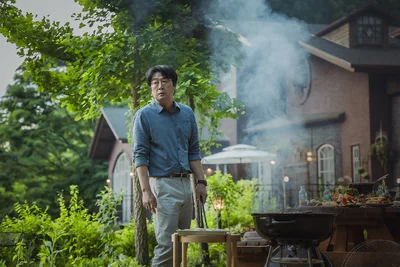 Netflixシリーズ「誰もいない森の奥で木は音もなく倒れる」。ペンションを営むヨンハ役はキム・ユンソク