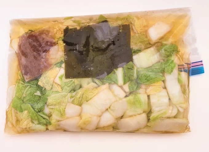 保存密閉容器に白菜のべんり漬けの材料をすべて入れる