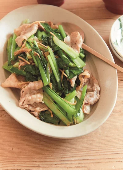 仕上げにふる片栗粉で全体がまとまって食べやすい「豚バラと小松菜の塩しょうが炒め」