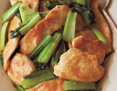 身近な調味料だけで、ご飯が進むおいしさに「とりと小松菜のホイコーロー風」