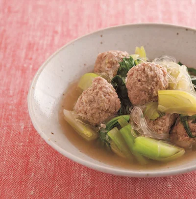 ひき肉のうまみがよくしみこんだ「チンゲン菜とだんごのスープ煮」