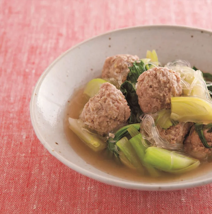 ひき肉のうまみがよくしみこんだ「チンゲン菜とだんごのスープ煮」