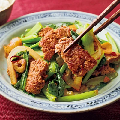 肉感たっぷり！にんにくの香りでご飯が進む進む「ゴロゴロそぼろと青菜の中華炒め」
