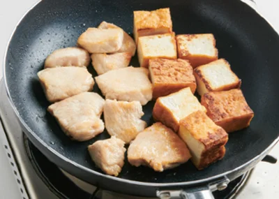 厚揚げは面を変えながらこんがり揚げ焼きしましょう
