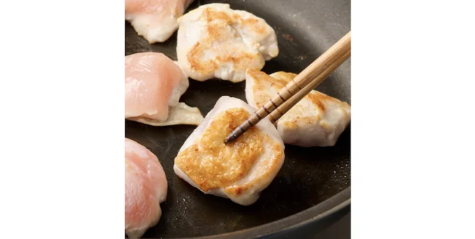 油なしでとり肉を焼き、カロリーダウン!とり肉の皮の脂を利用してこんがり焼きます