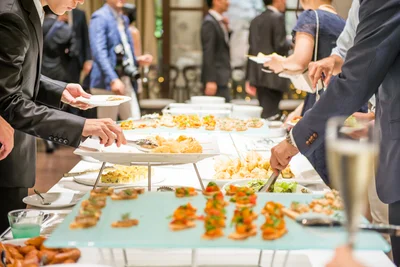 【写真を見る】安全な飲食店を、しっかり見極めましょう。