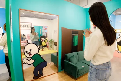 ミラーに映るパンパンくんたちと一緒に写真をパシャリ！