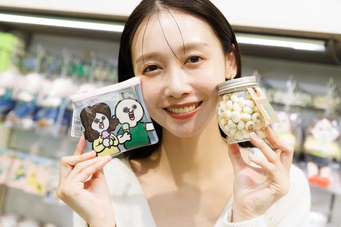 過去に販売した人気グッズやパルコ先行販売グッズなどもある物販コーナー。こちらは展覧会記念グッズの「マルチポーチ パンパンくん&オクジ」など