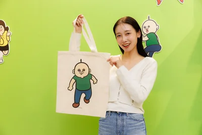おでかけにも使いたい！展覧会記念グッズの「トートバッグ」(2801円)