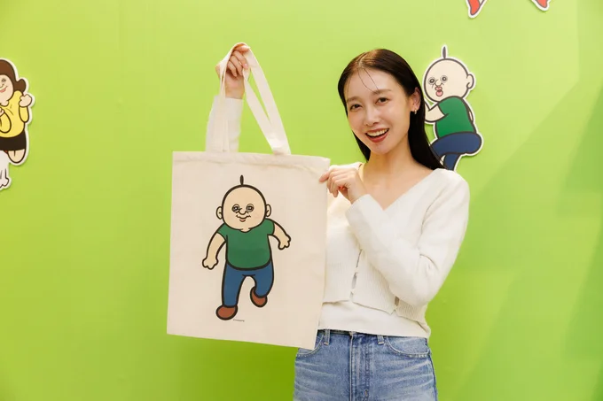 おでかけにも使いたい!展覧会記念グッズの「トートバッグ」(2801円)