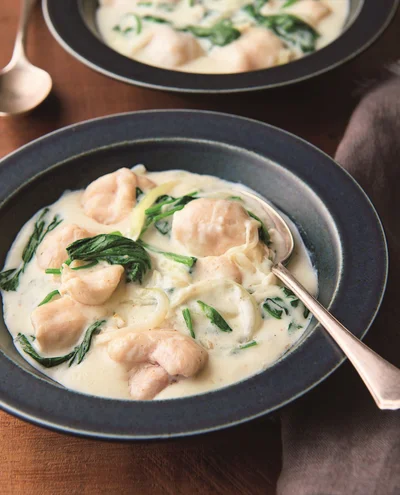 とろ～りあったまる！「とり肉とほうれん草のクリーム煮」ほか青菜を使ったおもてなし料理2選