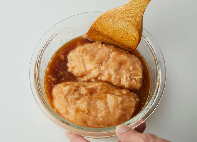 2．耐熱容器に麺つゆ、おろししょうがを入れて混ぜ合わせる。1を2等分にして好みの形に成形して加え、からめる
