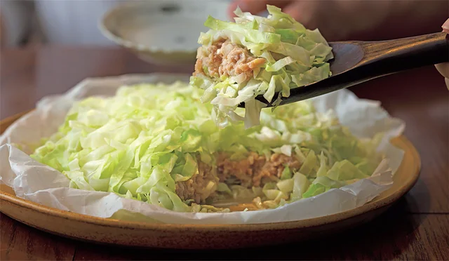【ほどほど丁寧ごはん】からしのきいたたれでシュウマイ風にいただく「たっぷりキャベツのビッグはさみ蒸し」