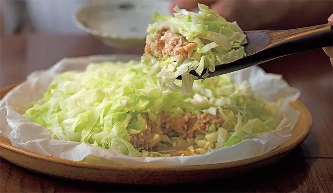 半玉ほどのキャベツがペロリと食べられちゃう「たっぷりキャベツのビッグはさみ蒸し」