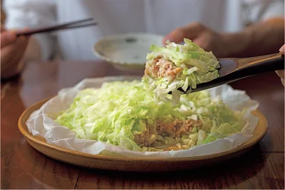 細切りにしたキャベツをこれでもかというくらい使った一皿