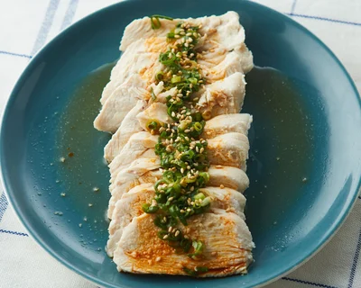 さっぱりねぎだれが絶品！レンチンで簡単「むね肉よだれ鶏」