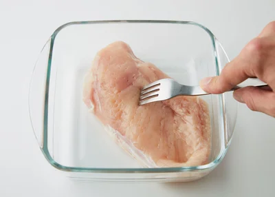 1．耐熱容器に鶏肉を入れ、フォークで数か所刺す