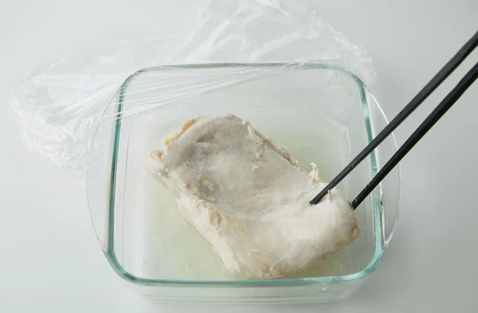 2．酒を加えてからめ、ラップをして電子レンジで3 分チン（600W）。上下を返してラップをして再び電子レンジで3 分チン（600W）。鶏肉を食べやすく切って器に盛る