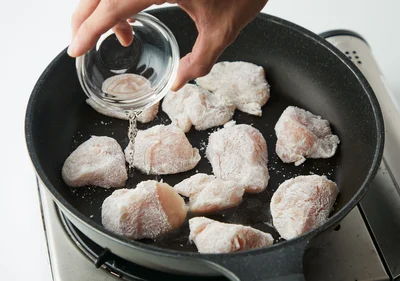 ポリ袋に鶏肉と片栗粉を入れてふり、全体にまぶす。フライパンに入れて片面をサッと焼き、酒を回しかけ、火が通るまで加熱する