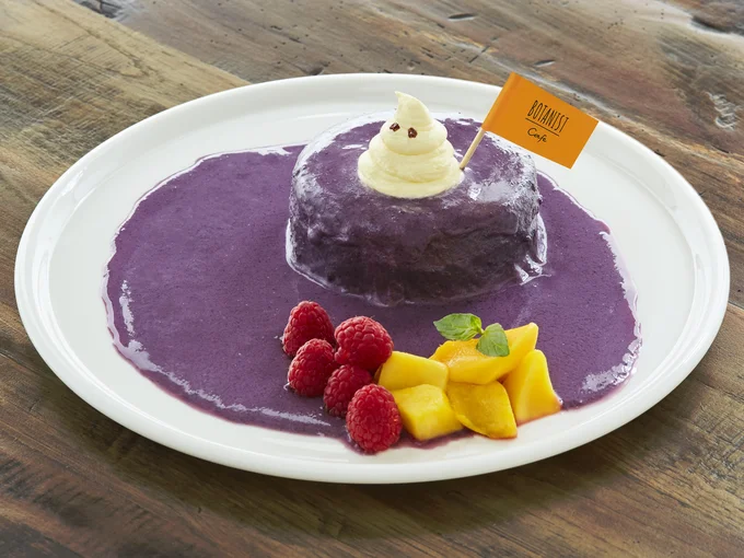 見た目からじゃ想像がつかないですがパンケーキなのです。一面の紫色は目を引きます！