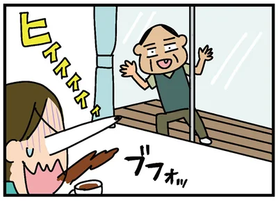 窓から覗く人物