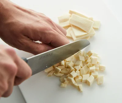 高野豆腐は戻して水気を絞り、みじん切りにする