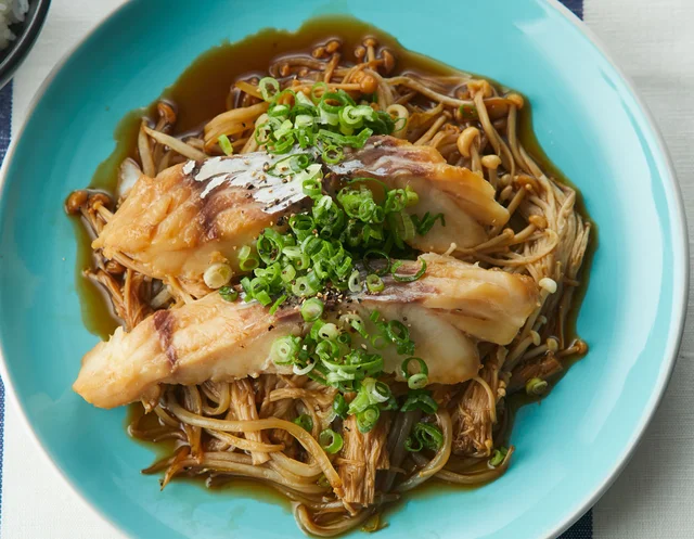 魚を使った簡単＆ヘルシーな一品。野菜たっぷり「ワンパンでタラの酒蒸し」