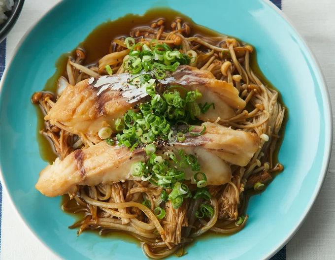 魚を使った簡単&ヘルシーな一品。野菜たっぷり「ワンパンでタラの酒蒸し」