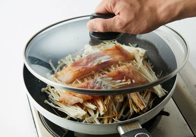 2．ふたをして野菜がクタッとするまで3 ～ 4 分加熱する
