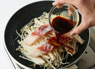 1．フライパンにもやし、えのき、タラの順に入れ、酒と醤油を回しかける