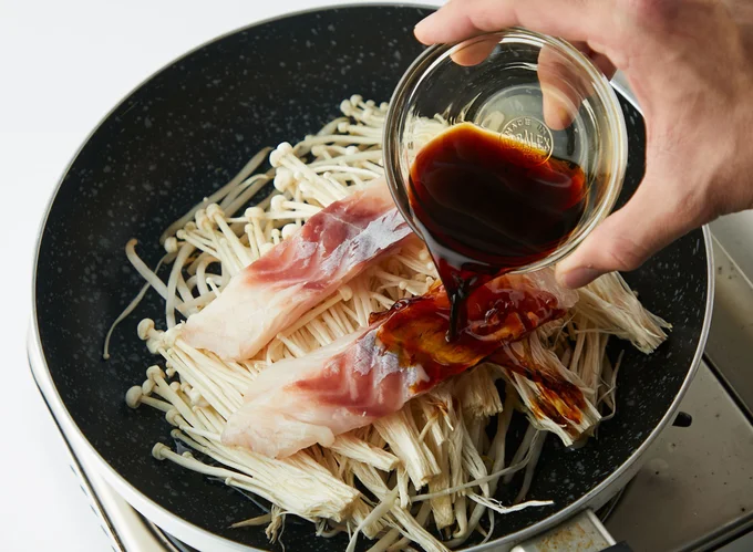 1.フライパンにもやし、えのき、タラの順に入れ、酒と醤油を回しかける