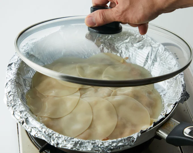 4.水大3を回しかけ、ふたをして4分焼く