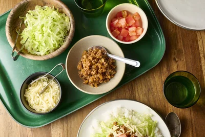 トッピングをいろいろ並べるだけで楽しい食卓に