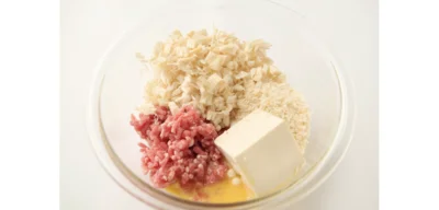 肉だねは豆腐とえのきでかさ増し、肉の量をいつもの半分に