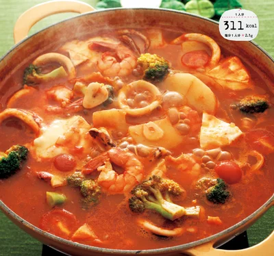 【太らない鍋】うまみたっぷりで低カロリー！にんにく風味の「魚介のトマトチーズ鍋」