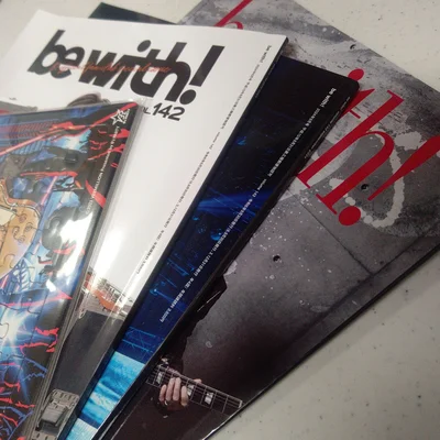 B'zファンクラブ会報誌「be with!」とパズル（YAさん提供）。B'zファンクラブ「B'z PARTY」に入会するとこんなに立派な会報誌が年4回送られてくるという。それなのに年会費はまさかの3,500円！どうなってるのでしょうか？